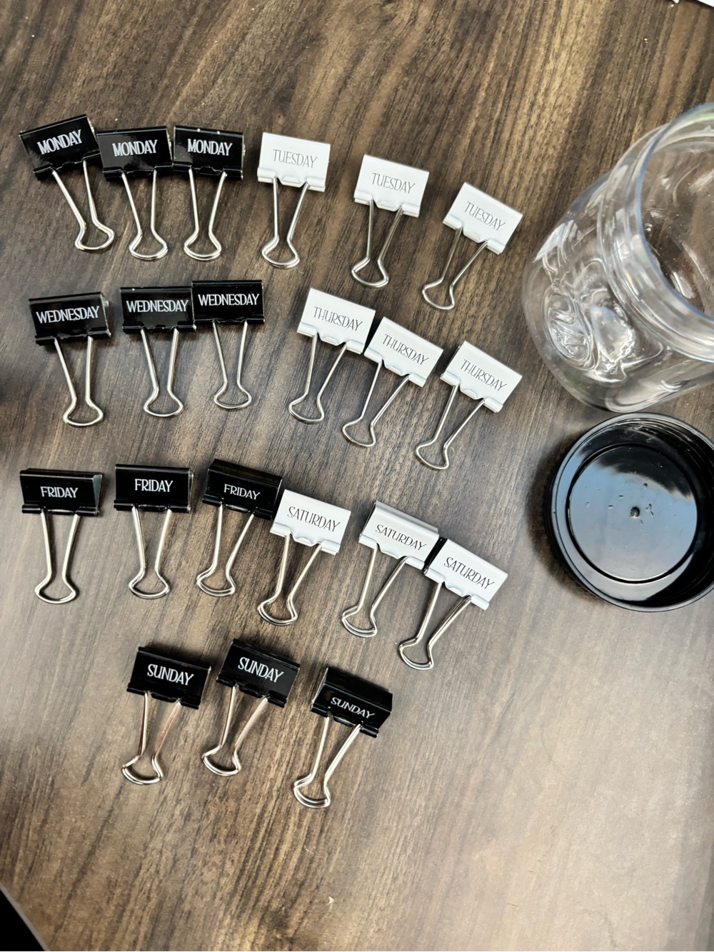 U brands Small jar with Day-of-Week Binder Clips - Black & White Set 21ct